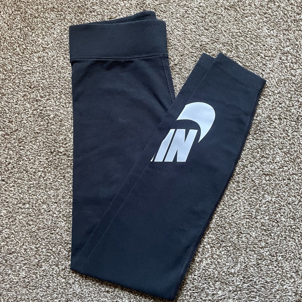 Nike Sportswear Essential
Women's High-Waisted Logo Leggings